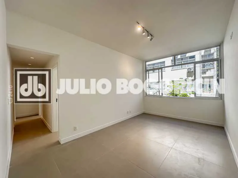 Walk-in closet in a 3-bedroom apartment, 110 m² — photo 15