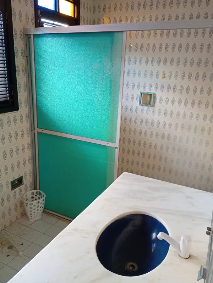 220 m² house with a closed kitchen and 3 bedrooms — photo 4