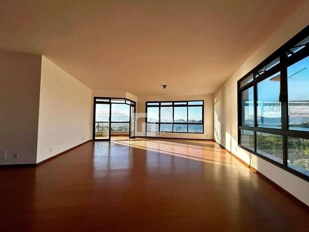 4-bedroom apartment with 3 en-suite baths and 303 m² — photo 3