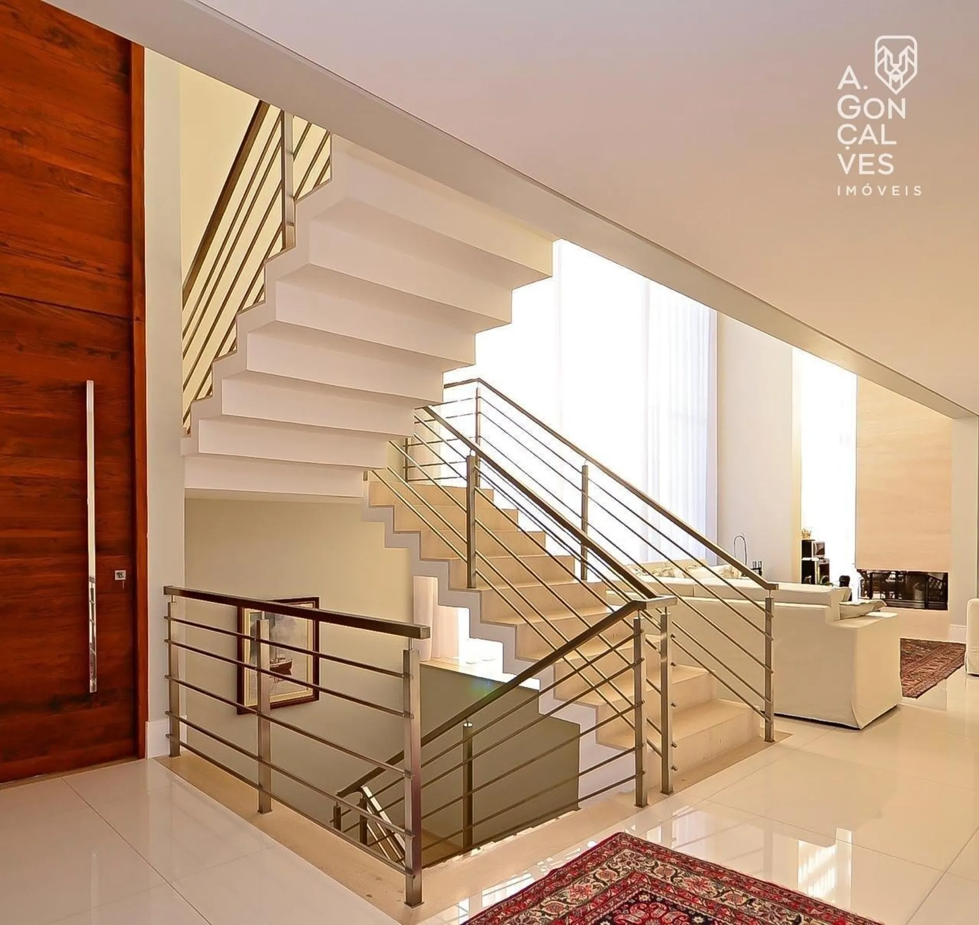 668 m² house with 4 en-suite bedrooms and private garden — photo 23