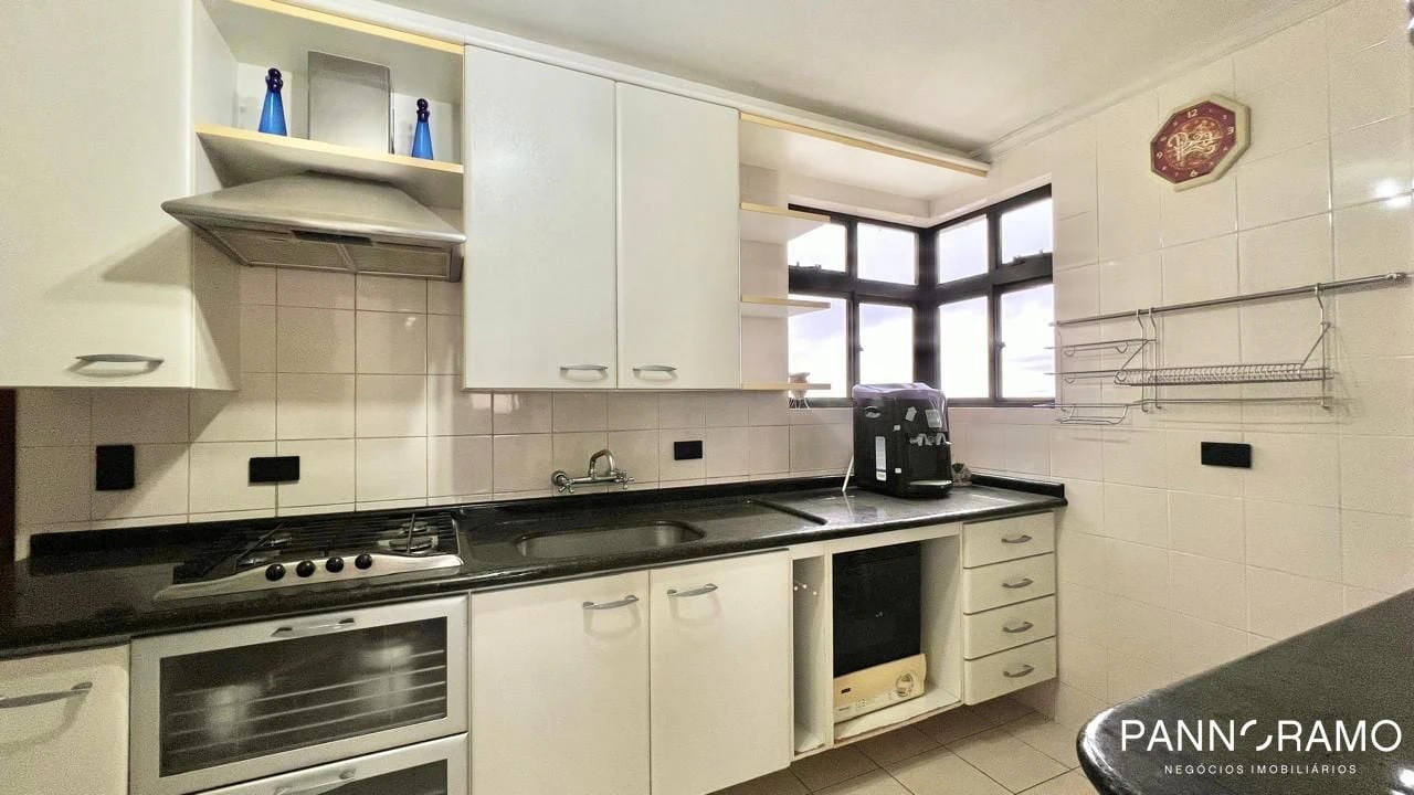 Walk-in closet in a 3-bedroom apartment, 186 m² — photo 2