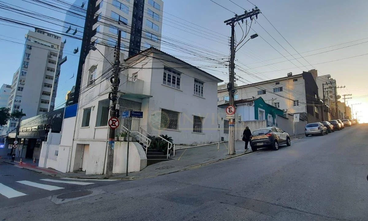 Commercial house with 11 bedrooms and 2 bathrooms