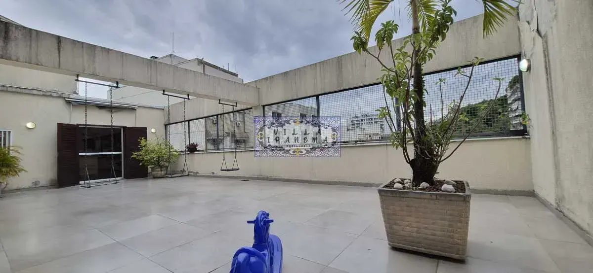 350 m² penthouse with 5 bedrooms and a glass balcony — photo 62