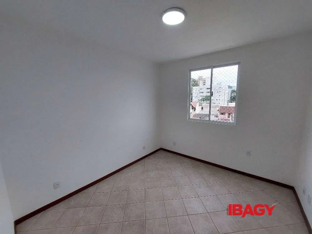 2-bedroom apartment with a closed-off kitchen — photo 3
