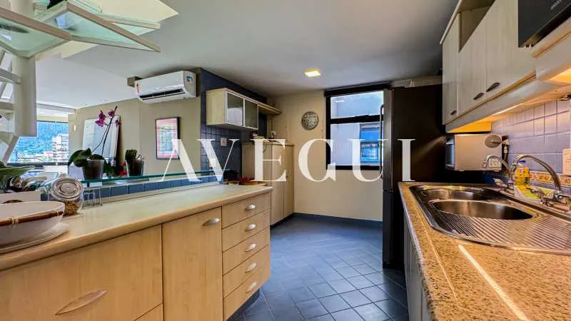 4-bedroom apartment in a building with a pool — photo 26