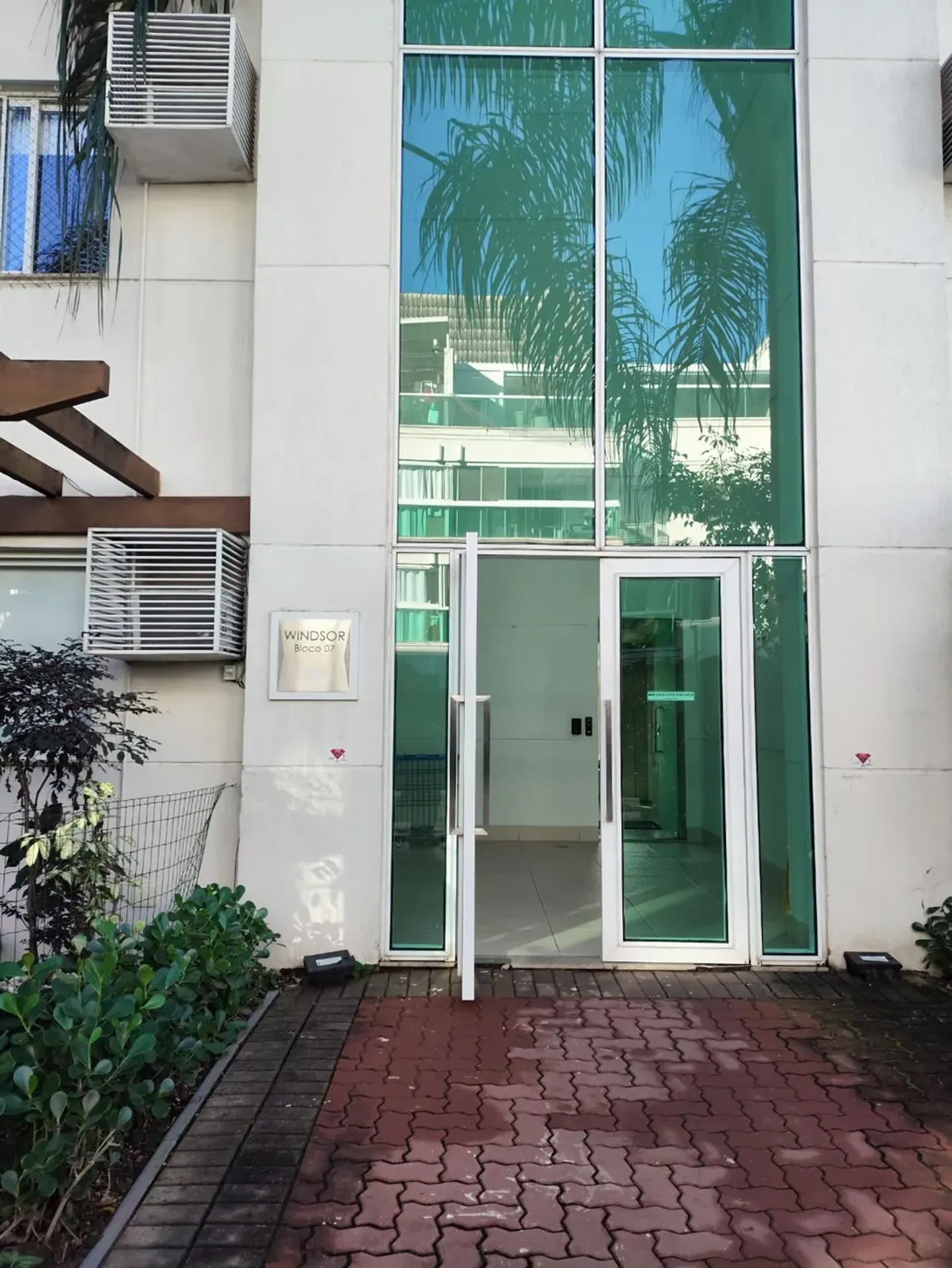 Furnished 2-bedroom apartment with private BBQ — photo 22
