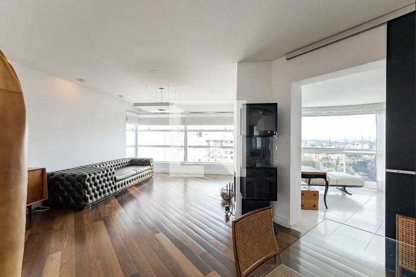 Furnished apartment with 3 en-suite bedrooms and 211 m²