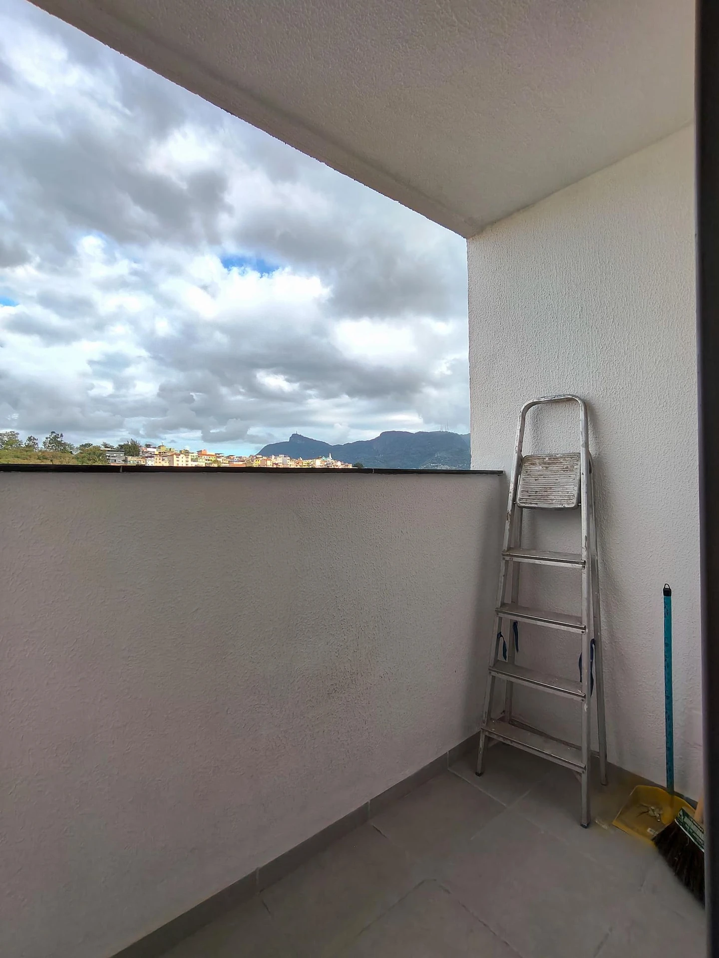 Apartamento com 2 quartos e varanda de vidro fechada — photo 6