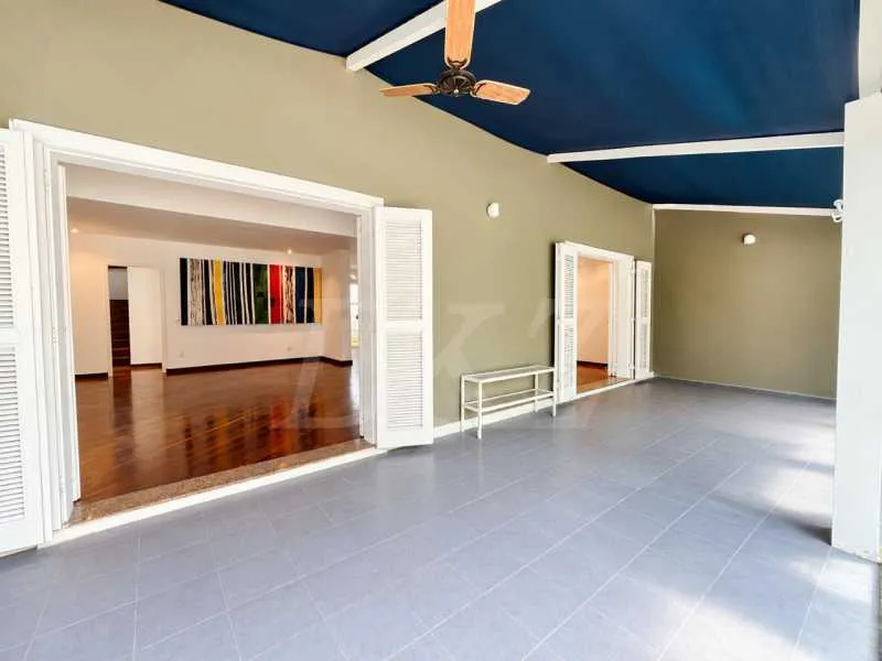 Будинок 600 м² з балконом із грилем та садом — photo 10