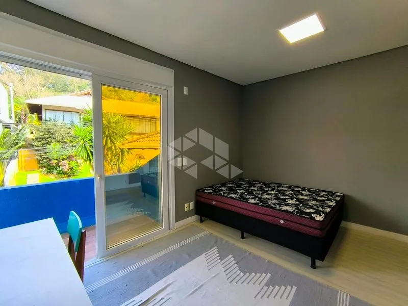 4-bedroom house with floor-to-ceiling windows — photo 11