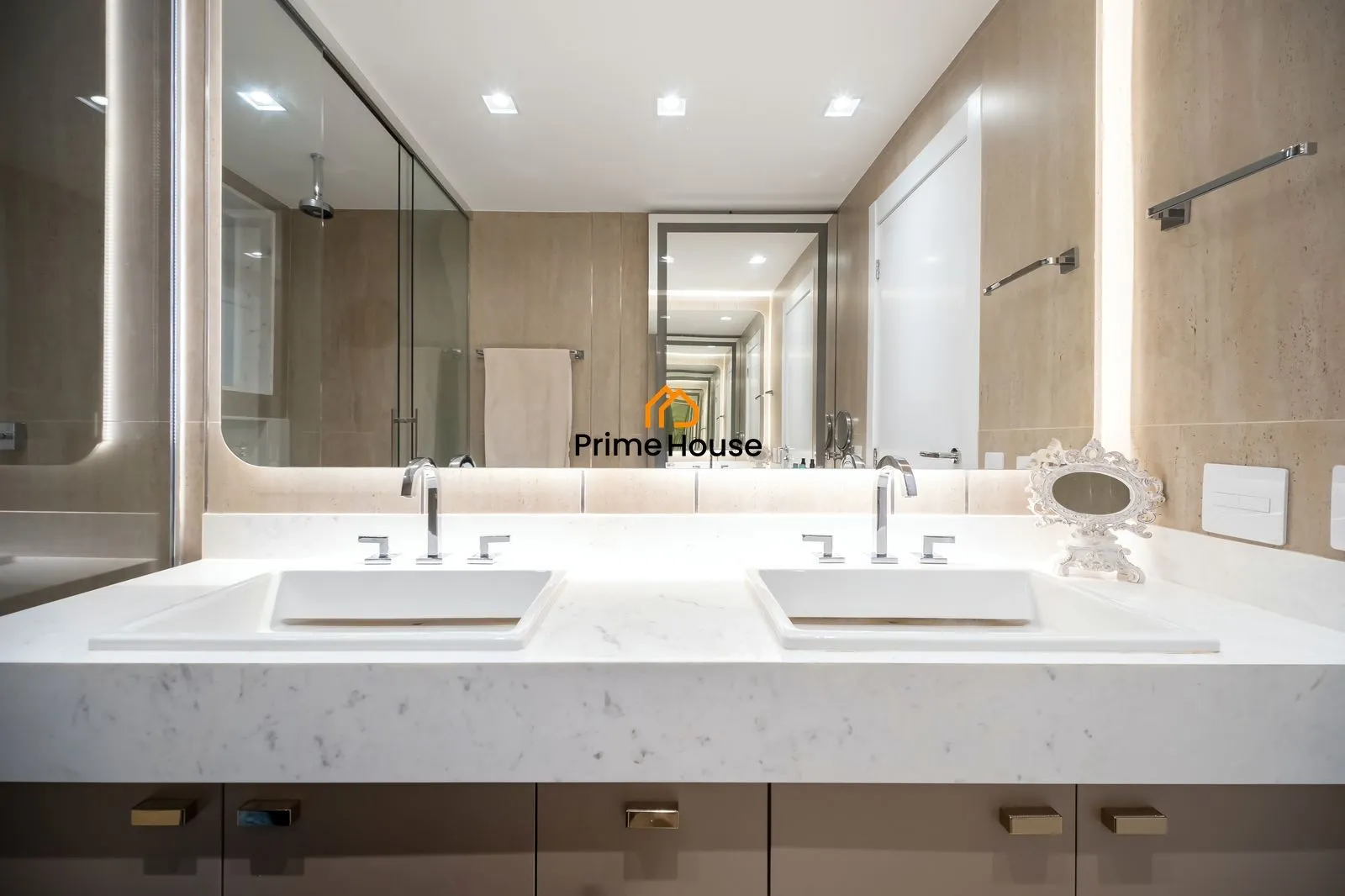 Furnished 4-bedroom apartment with 266 m² — photo 27