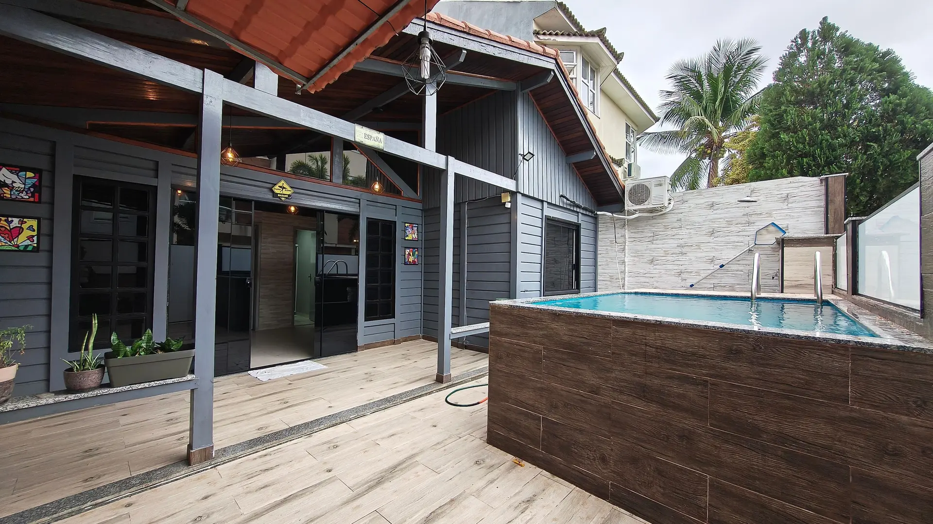 140 m² house with a grill on the balcony and a garden