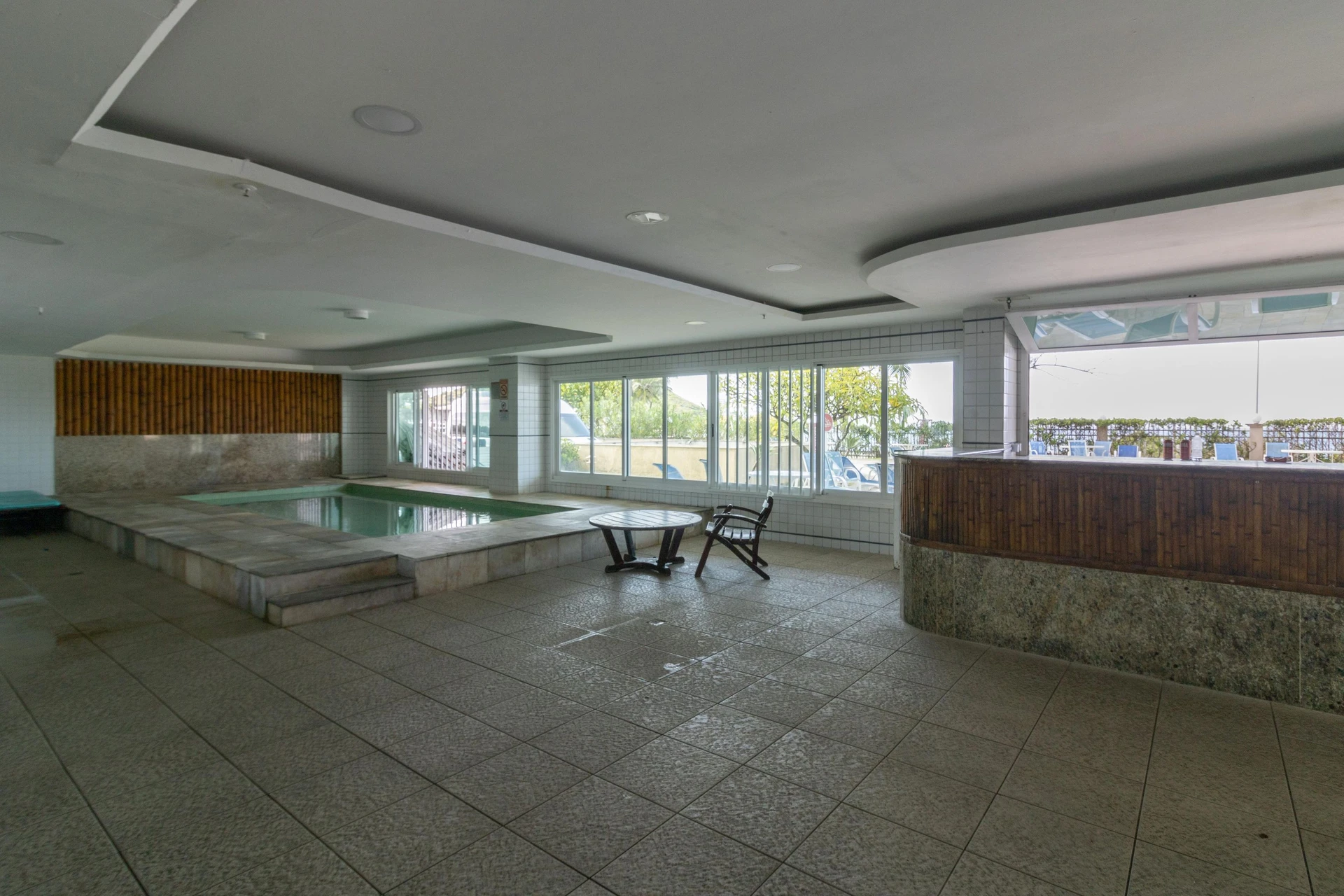 Furnished 1-bedroom apartment with a glass balcony — photo 41