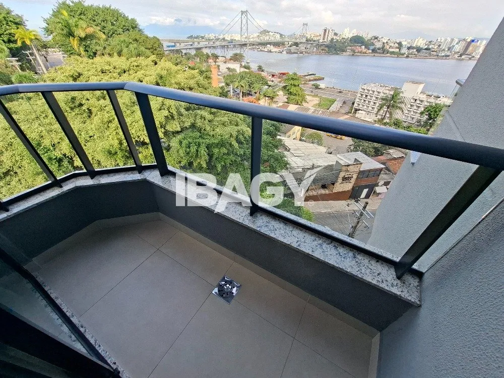 Studio with a glassed-in balcony and open-plan kitchen — photo 186