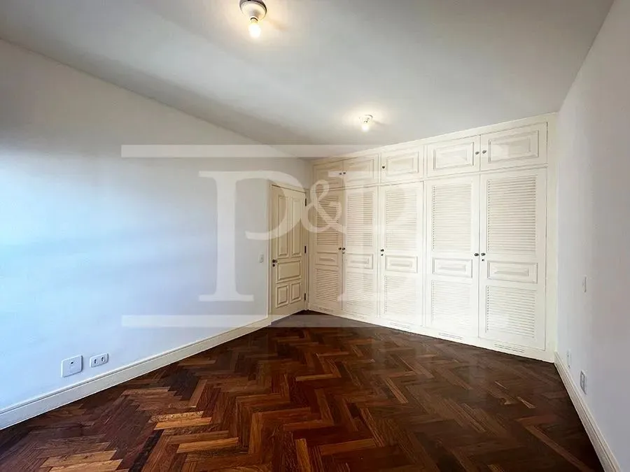 250 m² apartment with 4 bedrooms and a glassed-in balcony — photo 14