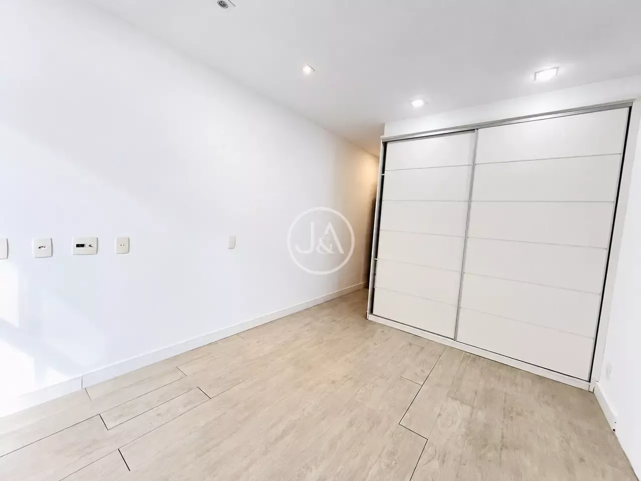 For rent 3-bedroom apartment with 251 m² and a balcony — photo 12