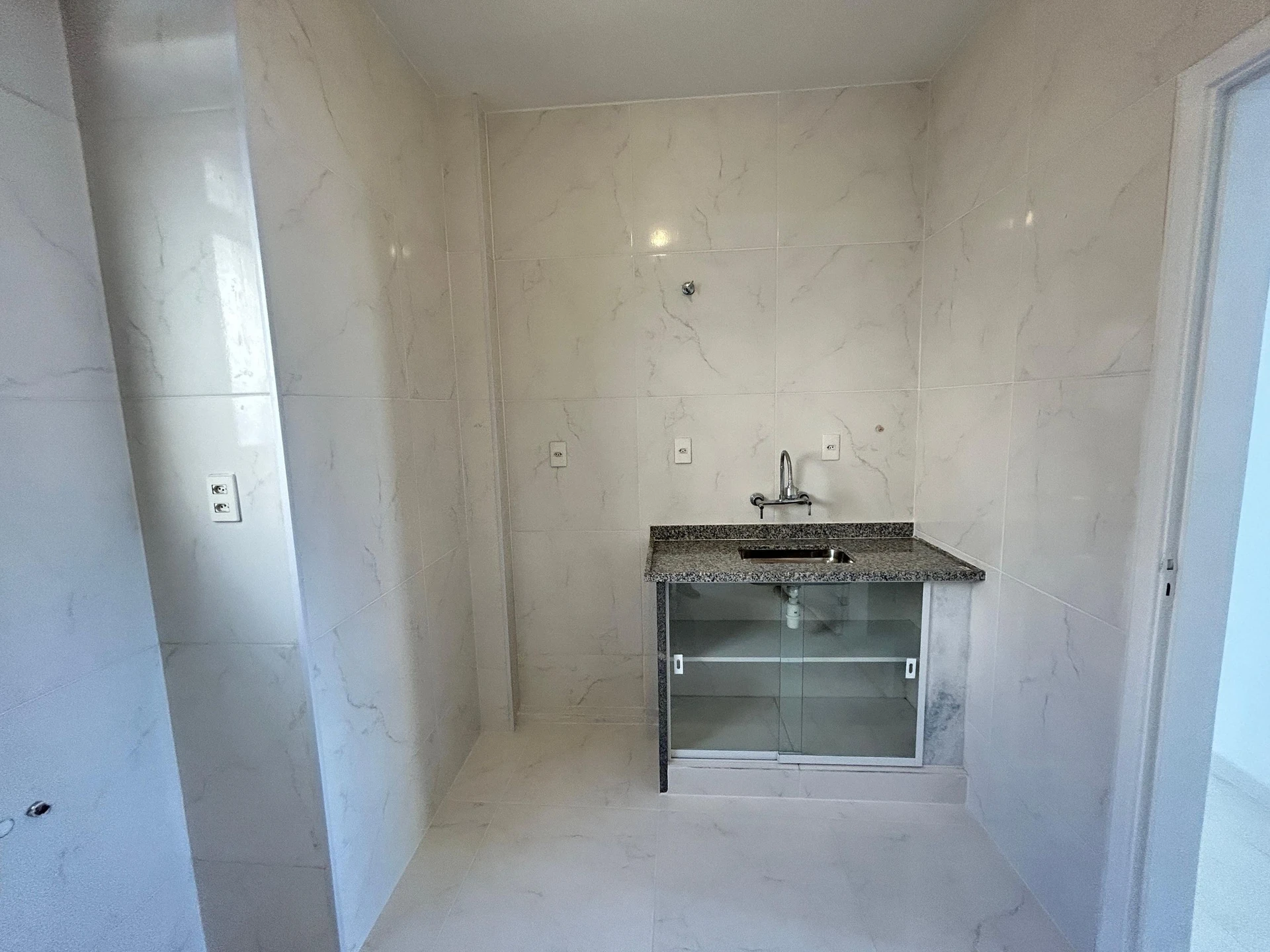 Unfurnished rental apartment with 2 bedrooms and parking — photo 10