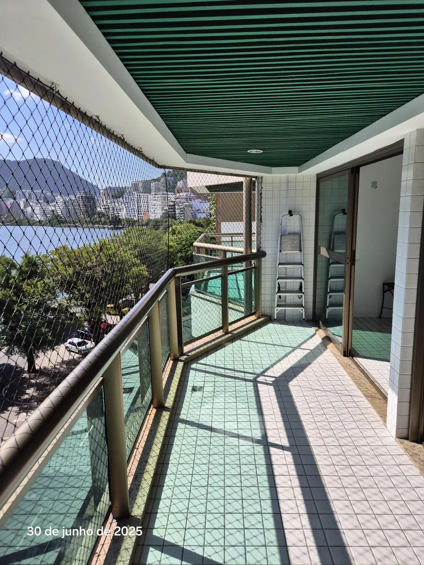 Floor-to-ceiling windows in a one-bedroom apartment, 64 m² — photo 26