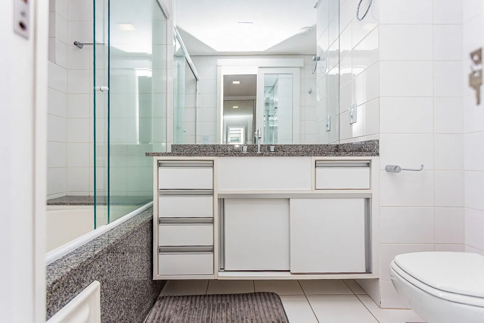 78 m² apartment with floor-to-ceiling windows and a bathtub — photo 61