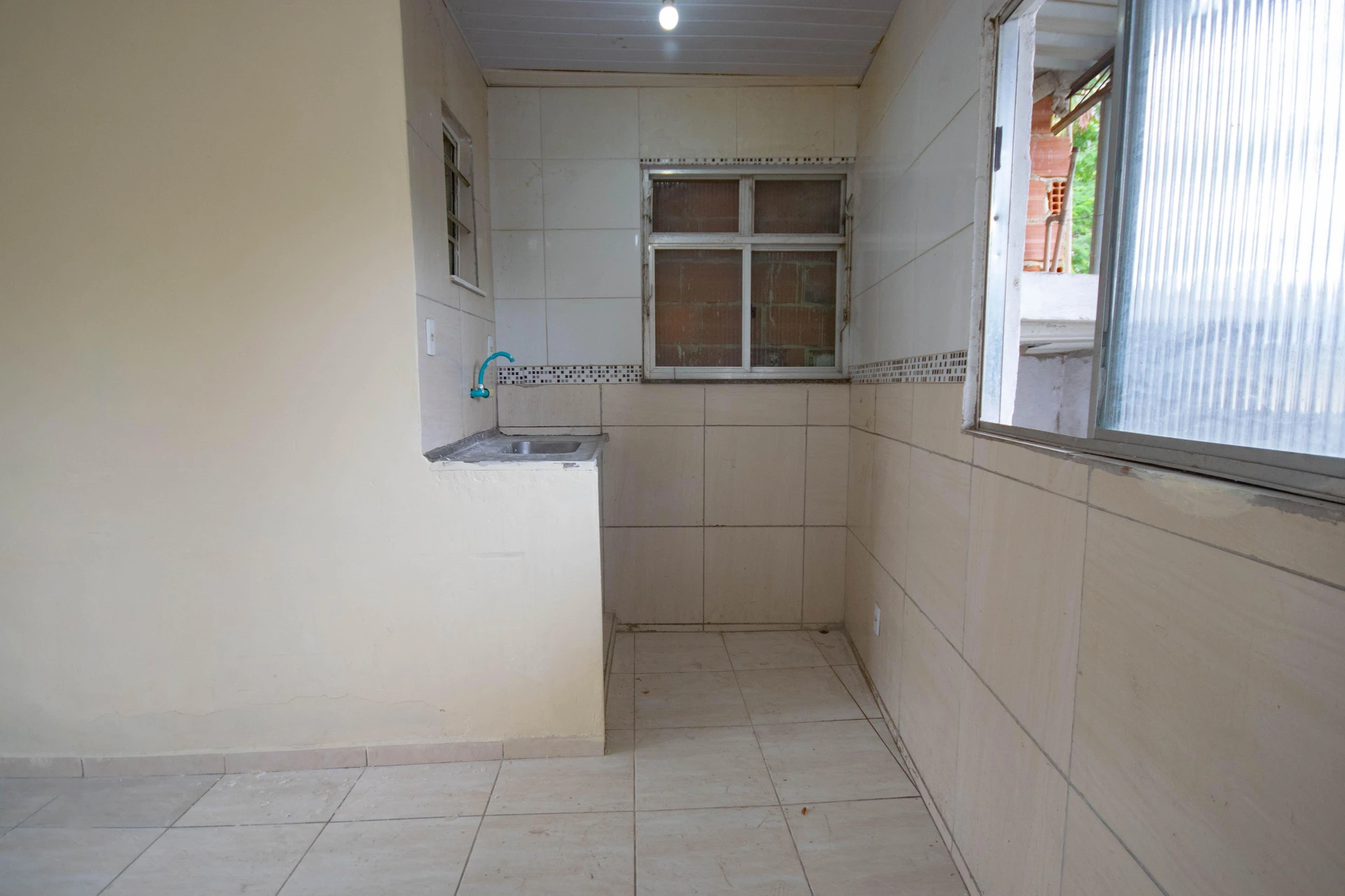 Studio com 1 quarto, varanda e 1 banheiro