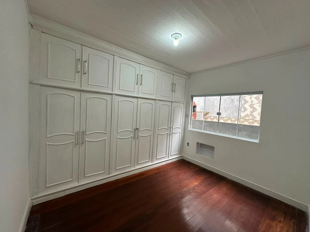 Wood or laminate floors in a 3-bedroom apartment, 90 m² — photo 4