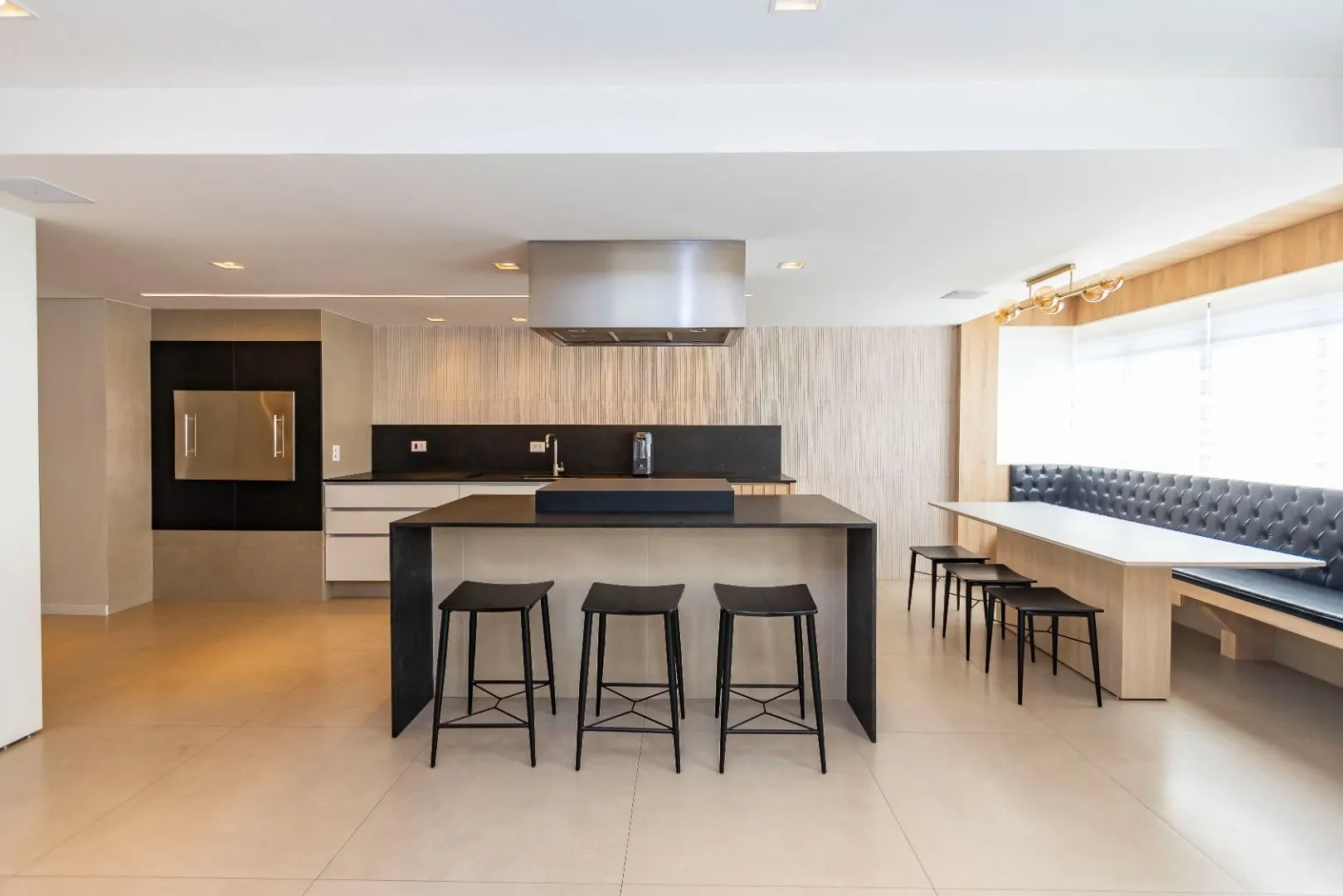 119 m² apartment with floor-to-ceiling windows and a bathtub — photo 34