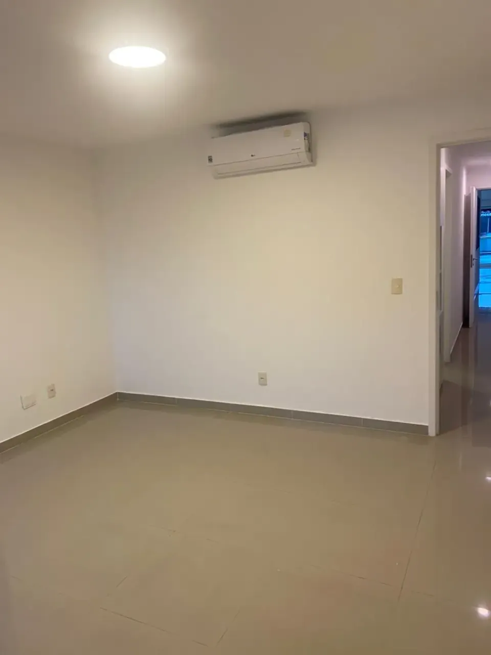 Unfurnished apartment with 3 bedrooms and 4 bathrooms — photo 4