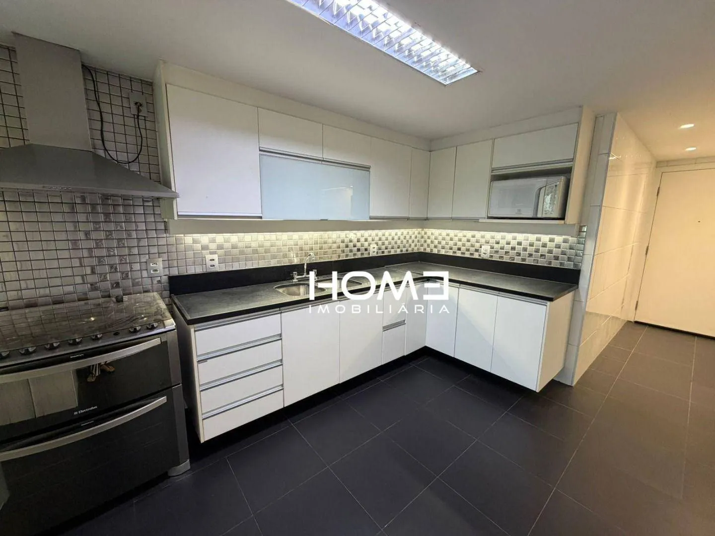 Furnished apartment, 365 m², with floor-to-ceiling windows — photo 23