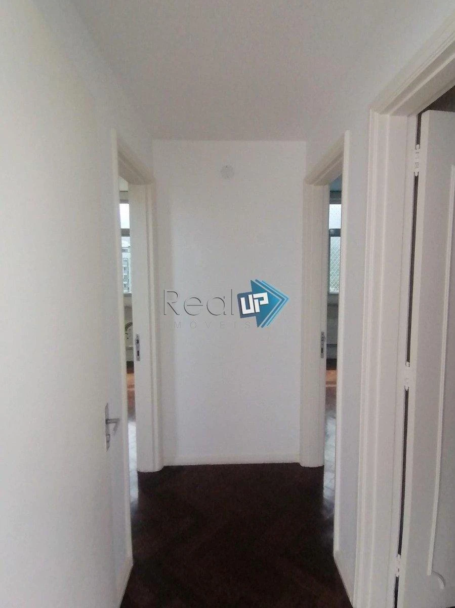 2-bedroom apartment with a mountain view in Rio de Janeiro — photo 17