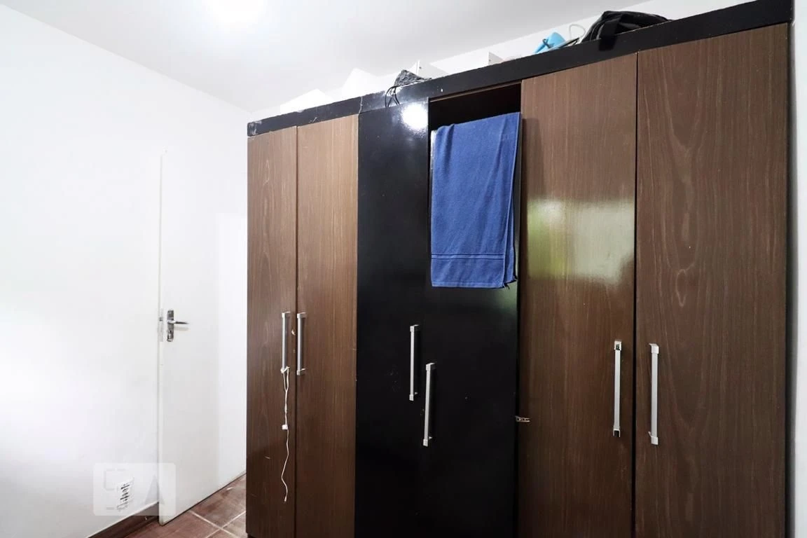 Apartamento sem mobília com 2 quartos e 1 banheiro