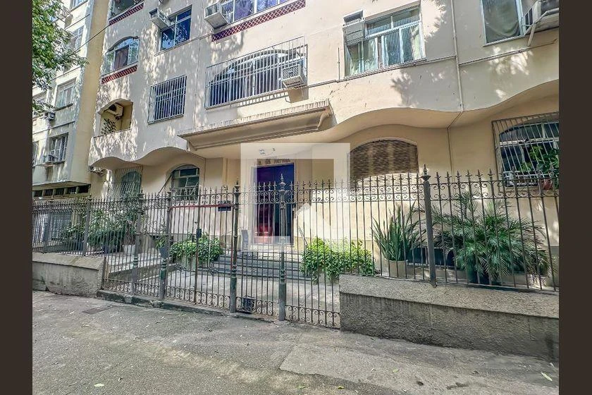 Studio com piso de madeira ou laminado, Centro — photo 26