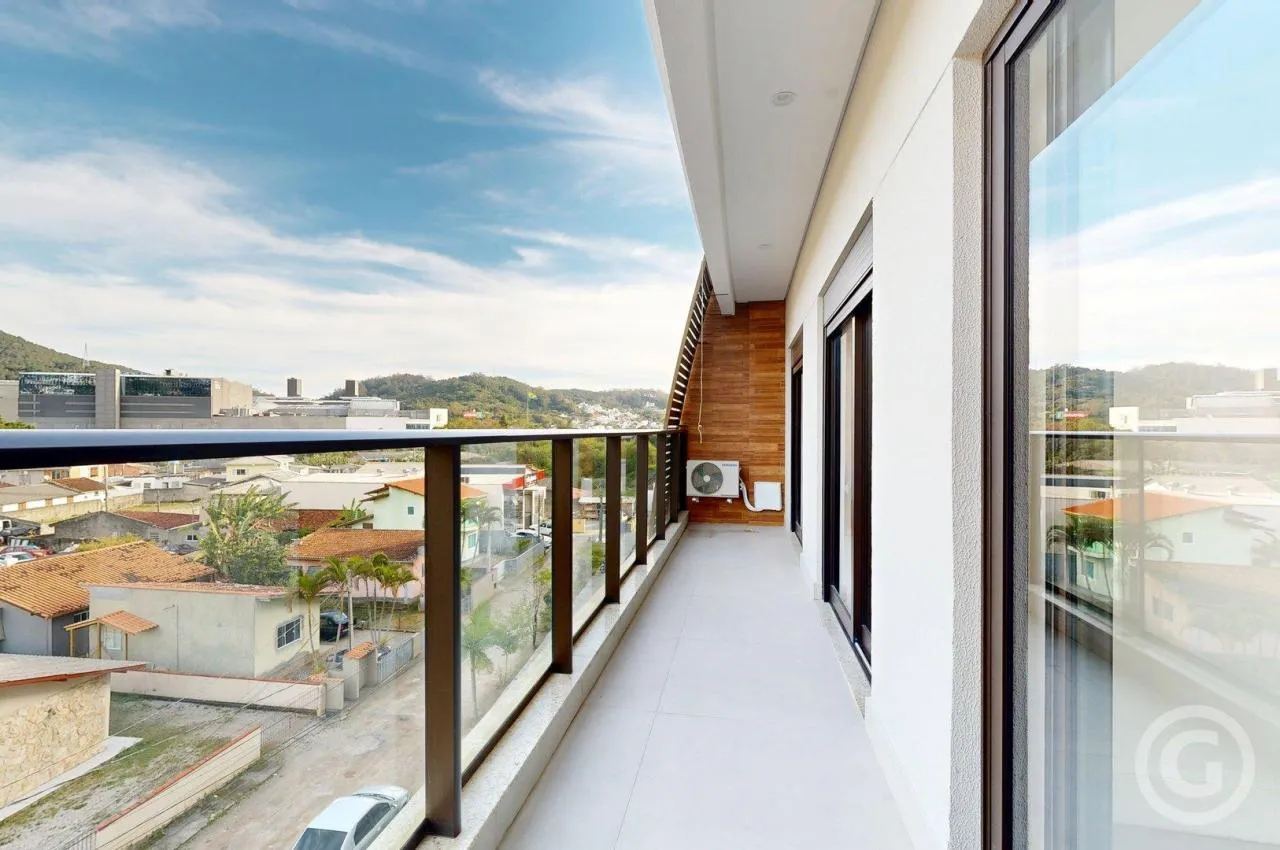 Apartment with 2 bedrooms and a glass-enclosed balcony — photo 15
