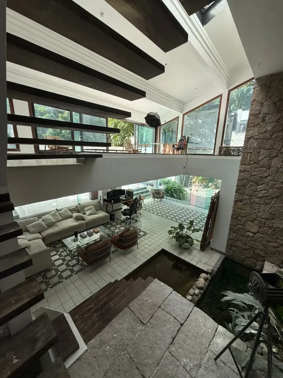 House, 840 m², with floor-to-ceiling windows