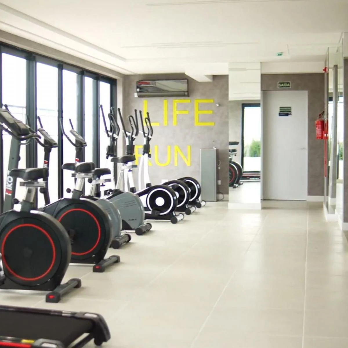 One-bedroom apartment in a building with a gym — photo 25