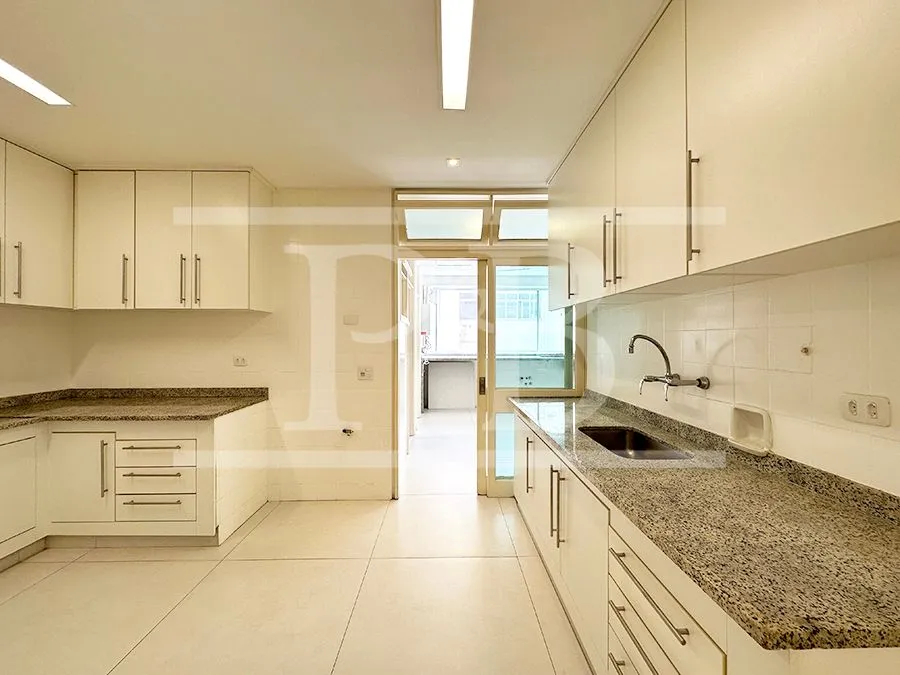 250 m² apartment with 4 bedrooms and a glassed-in balcony — photo 30