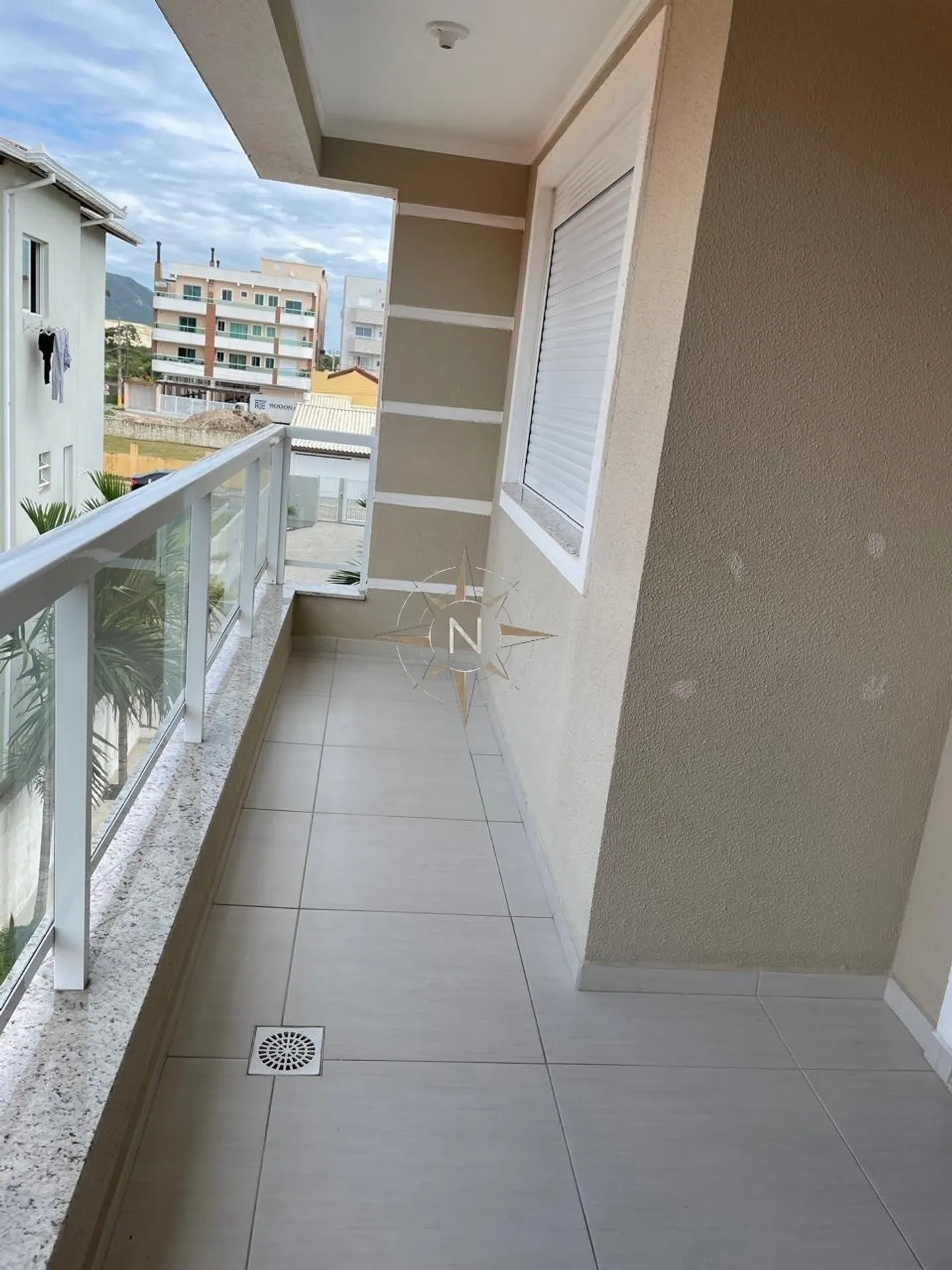 Balcony with a grill in a 2-bedroom apartment, 81 m² — photo 13
