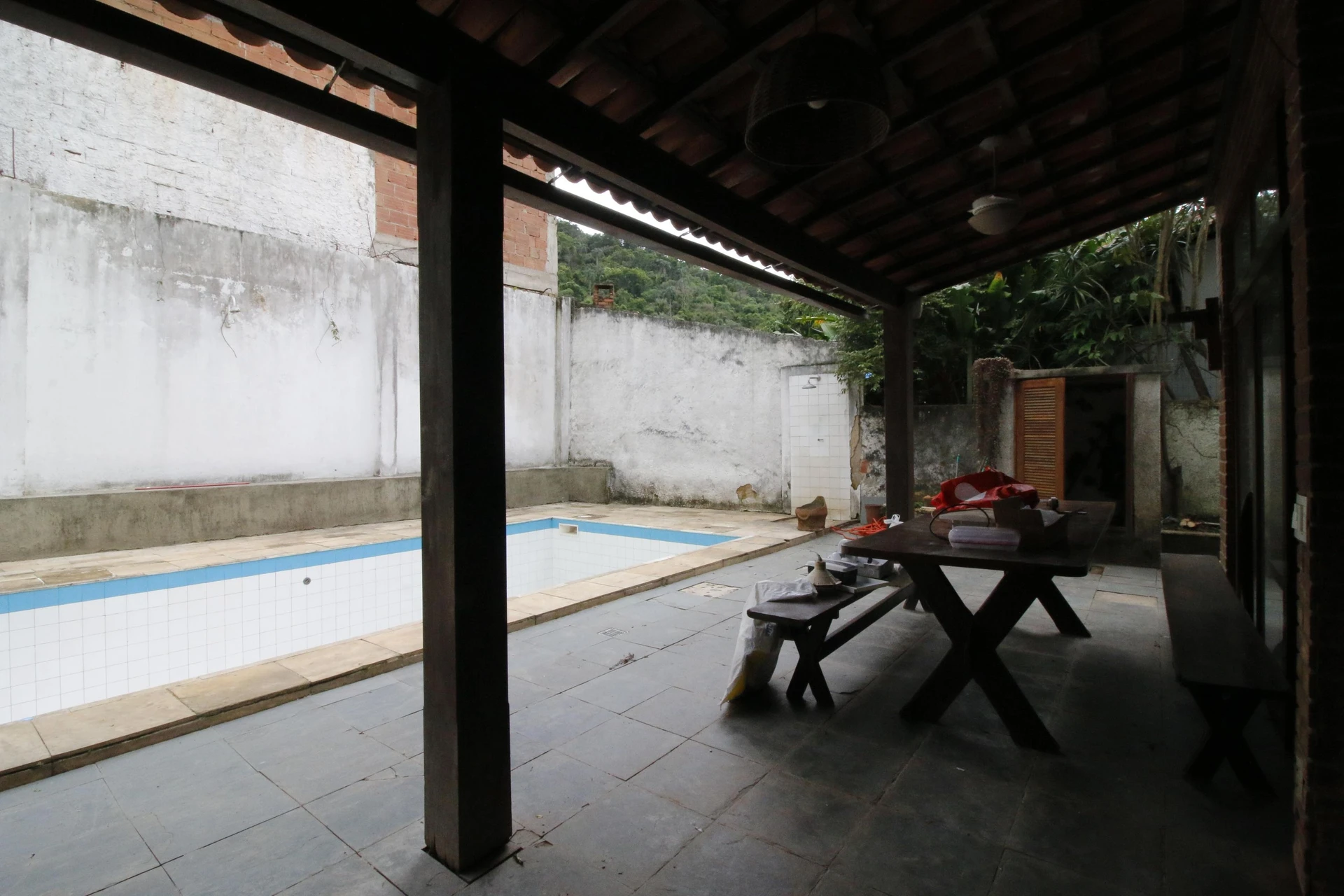 500 m² house with floor-to-ceiling windows and a bathtub — photo 9