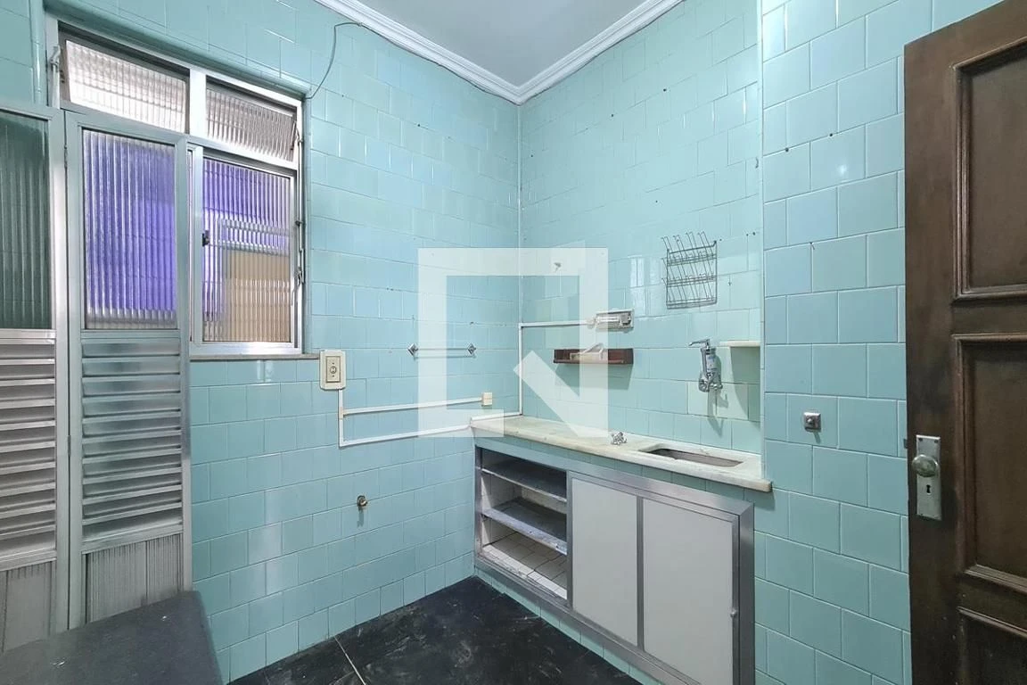 Apartamento sem mobília com 3 dormitórios e varanda