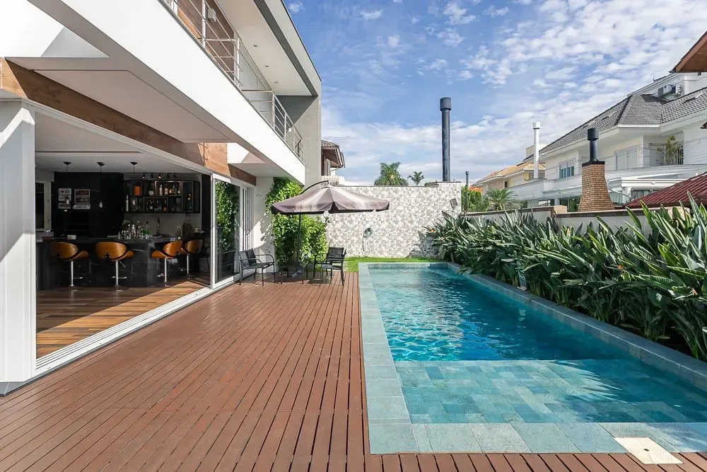 5-bedroom house with 420 m² and 5 bathrooms, integrated kitchen — photo 4