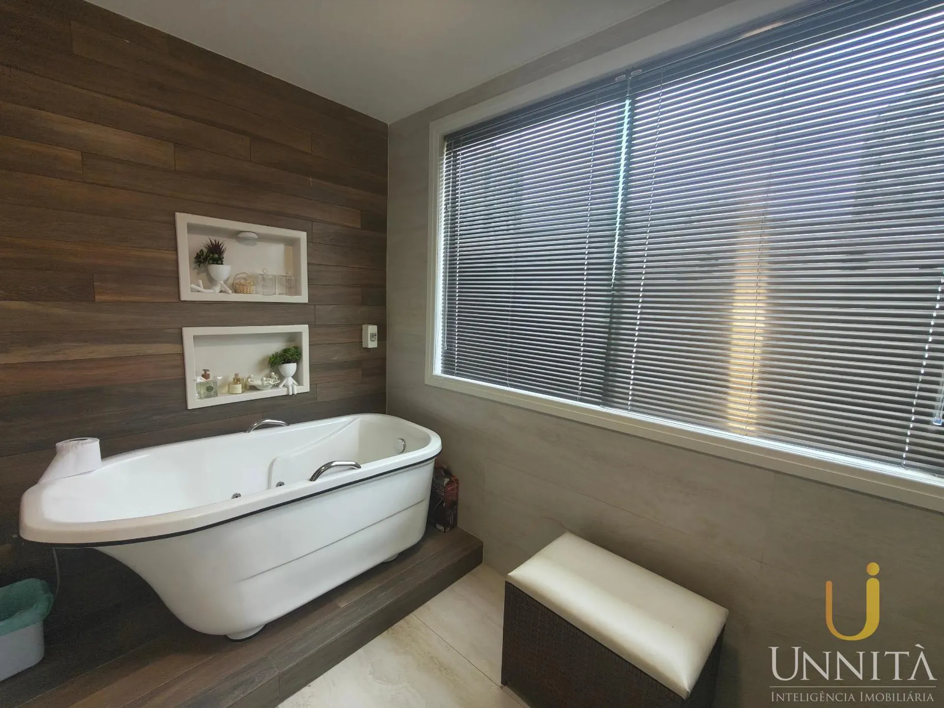 750 m² house with a grill on the balcony and a bathtub — photo 17
