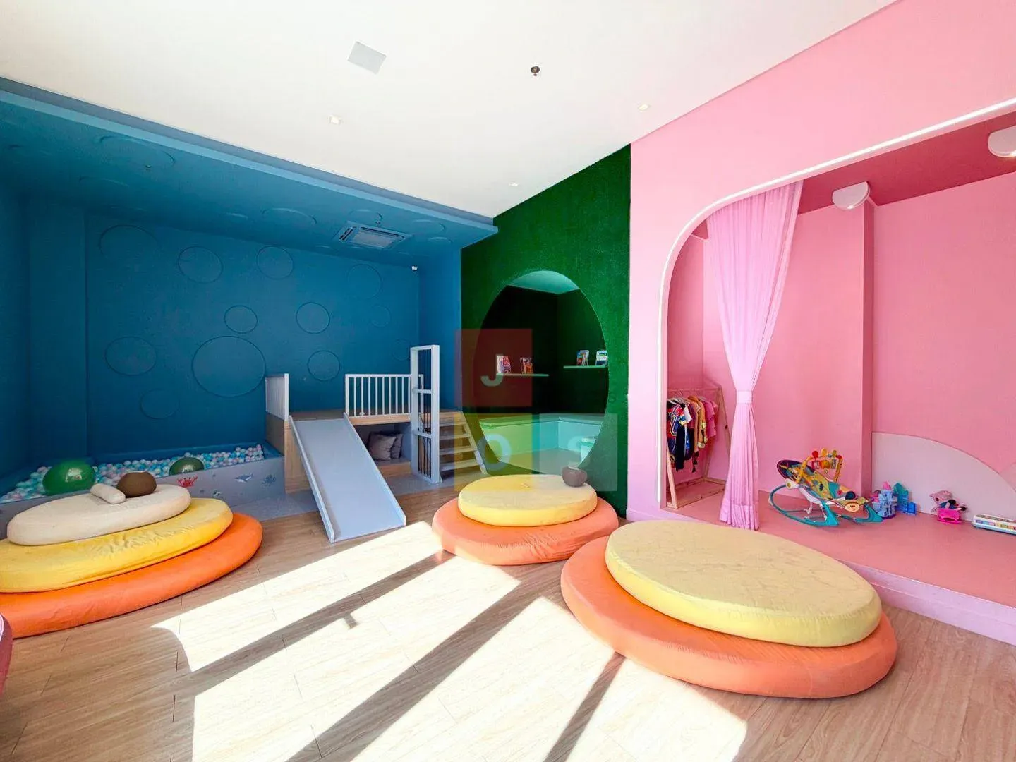 80 m² apartment with 2 bedrooms and a glass balcony — photo 82