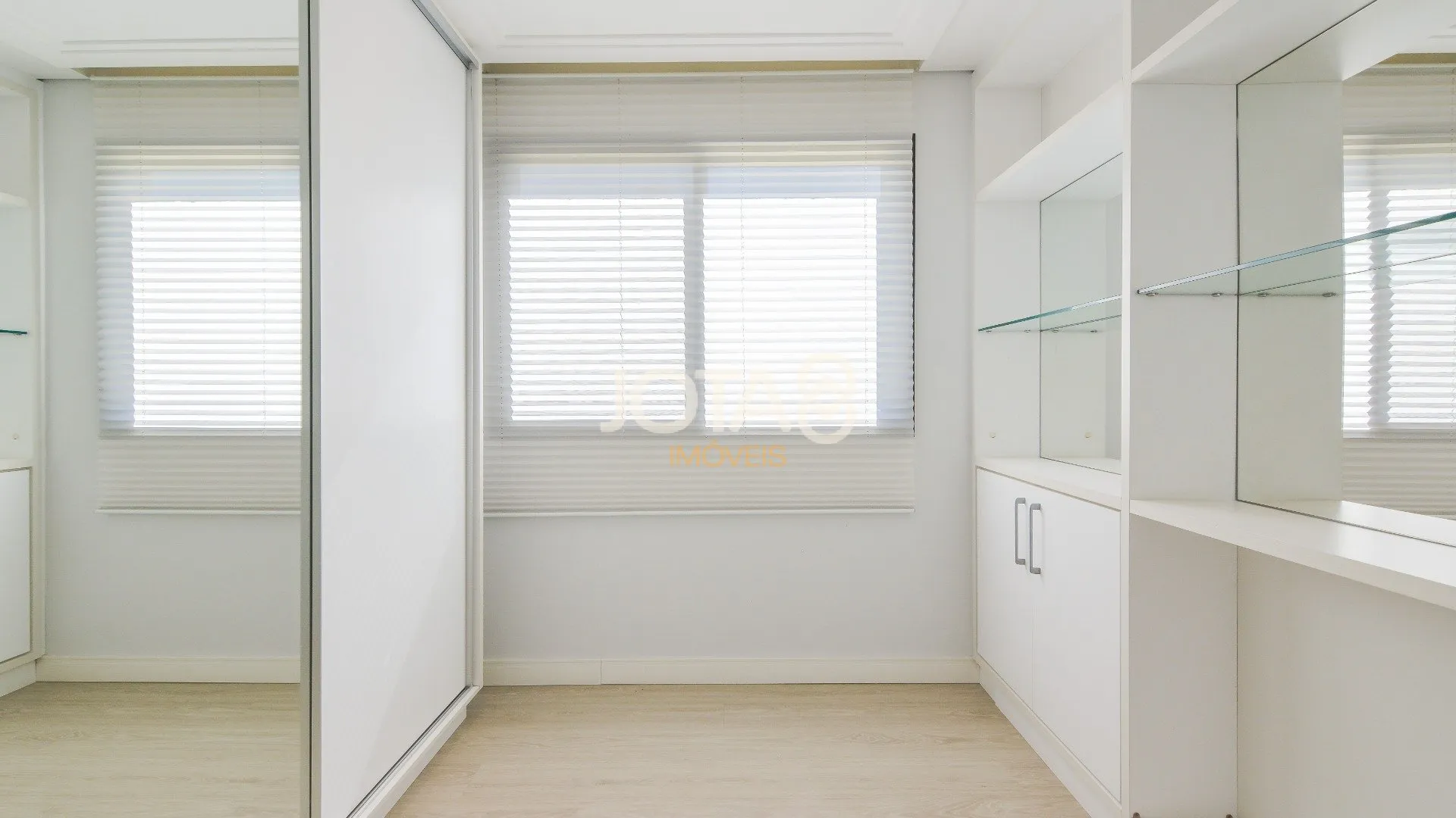 2-bedroom apartment with a washing machine in Curitiba — photo 17
