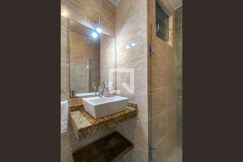 Apartamento de 2 quartos com box de vidro e ducha elétrica — photo 18