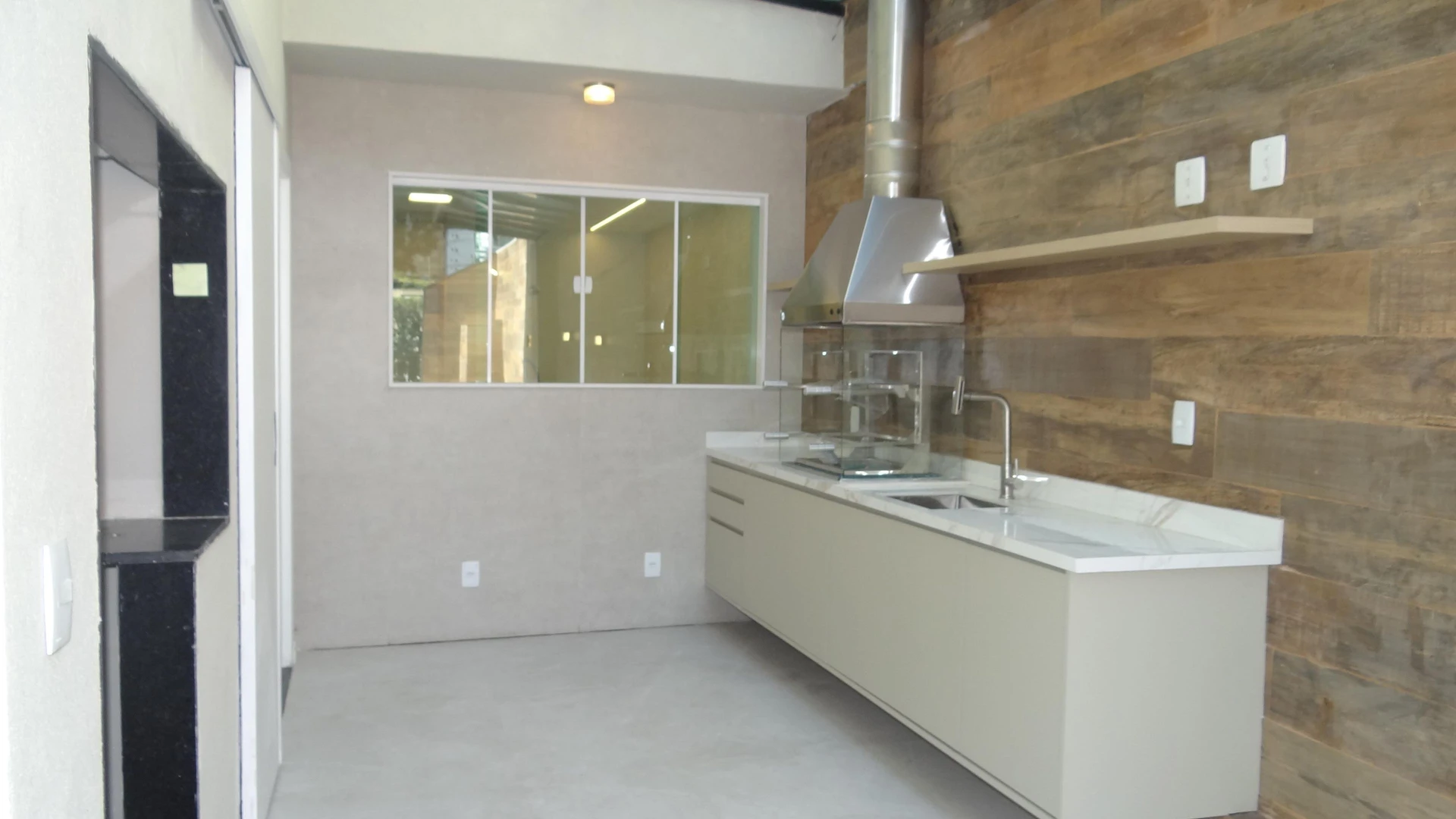 Casa de 384 m² com janelas do piso ao teto e varanda gourmet — photo 22