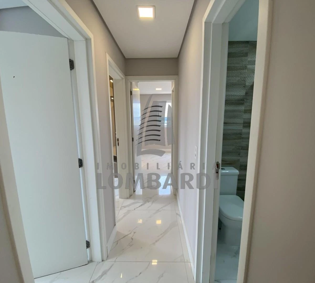70 m² apartment with a walk-in closet and a washing machine — photo 9