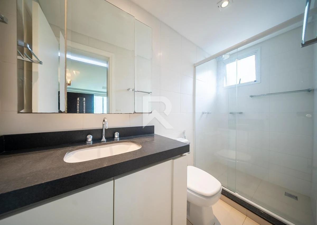 192 m² apartment with floor-to-ceiling windows and a bathtub — photo 3