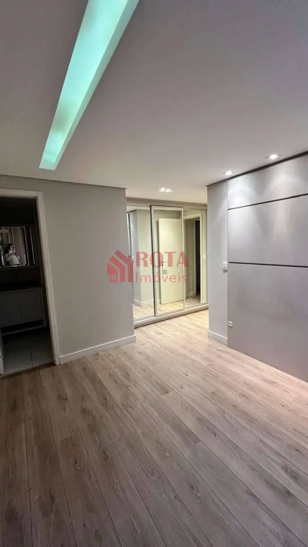 2-bedroom apartment with a glass-enclosed balcony — photo 13