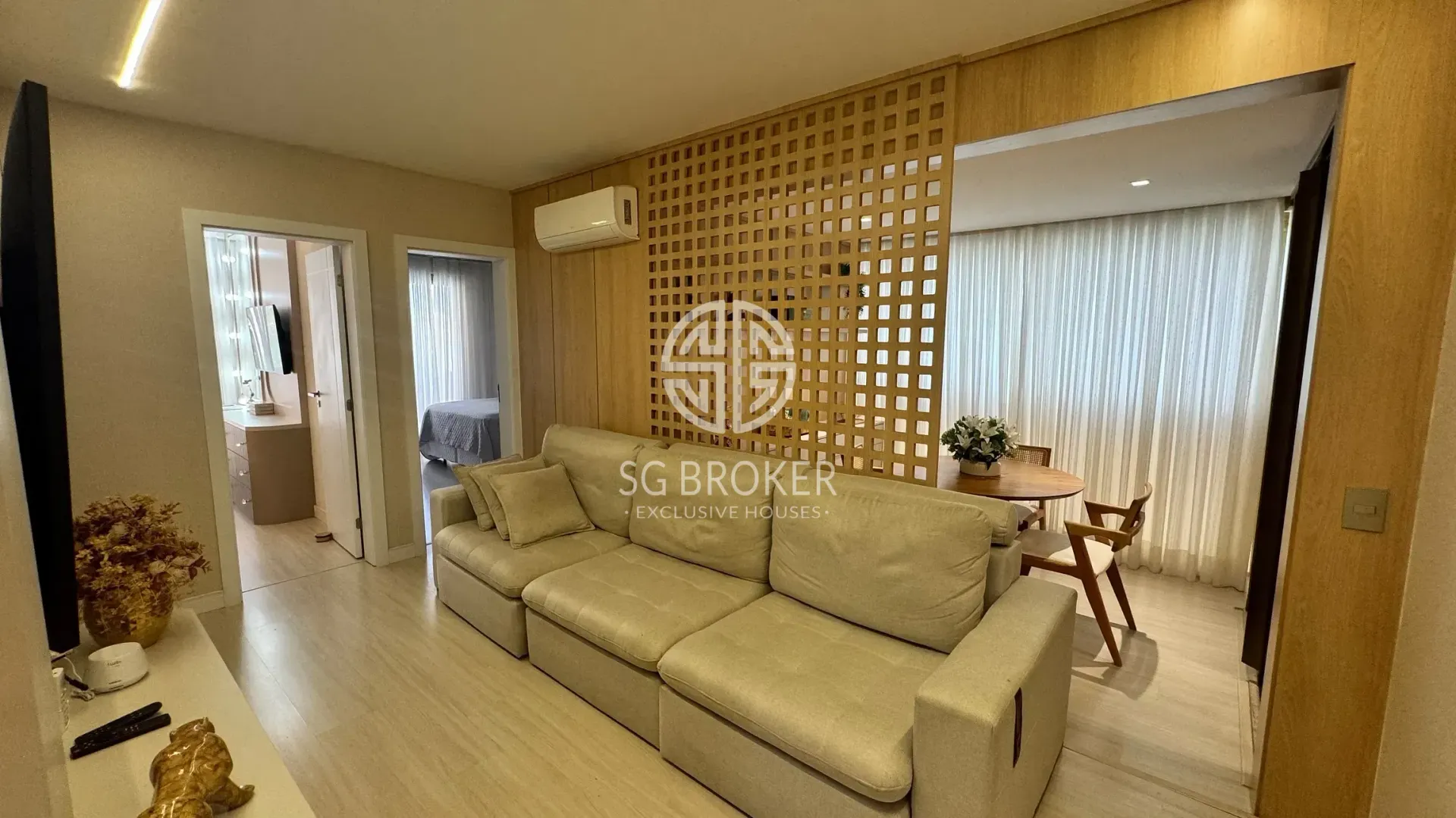 Balcony with a grill in a 4-bedroom apartment, 217 m²