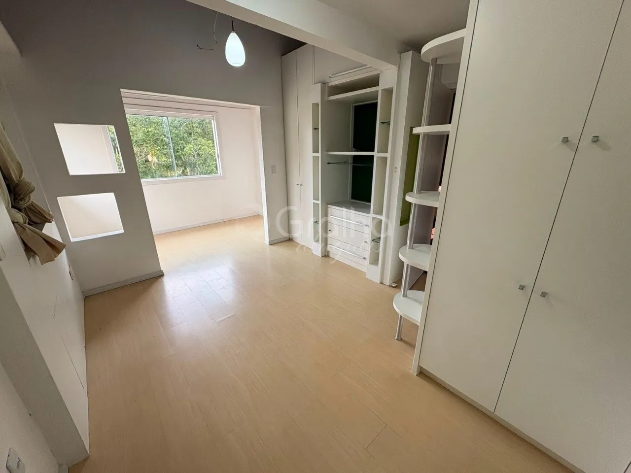House with 3 en-suite bedrooms 435 m² and private garden — photo 9