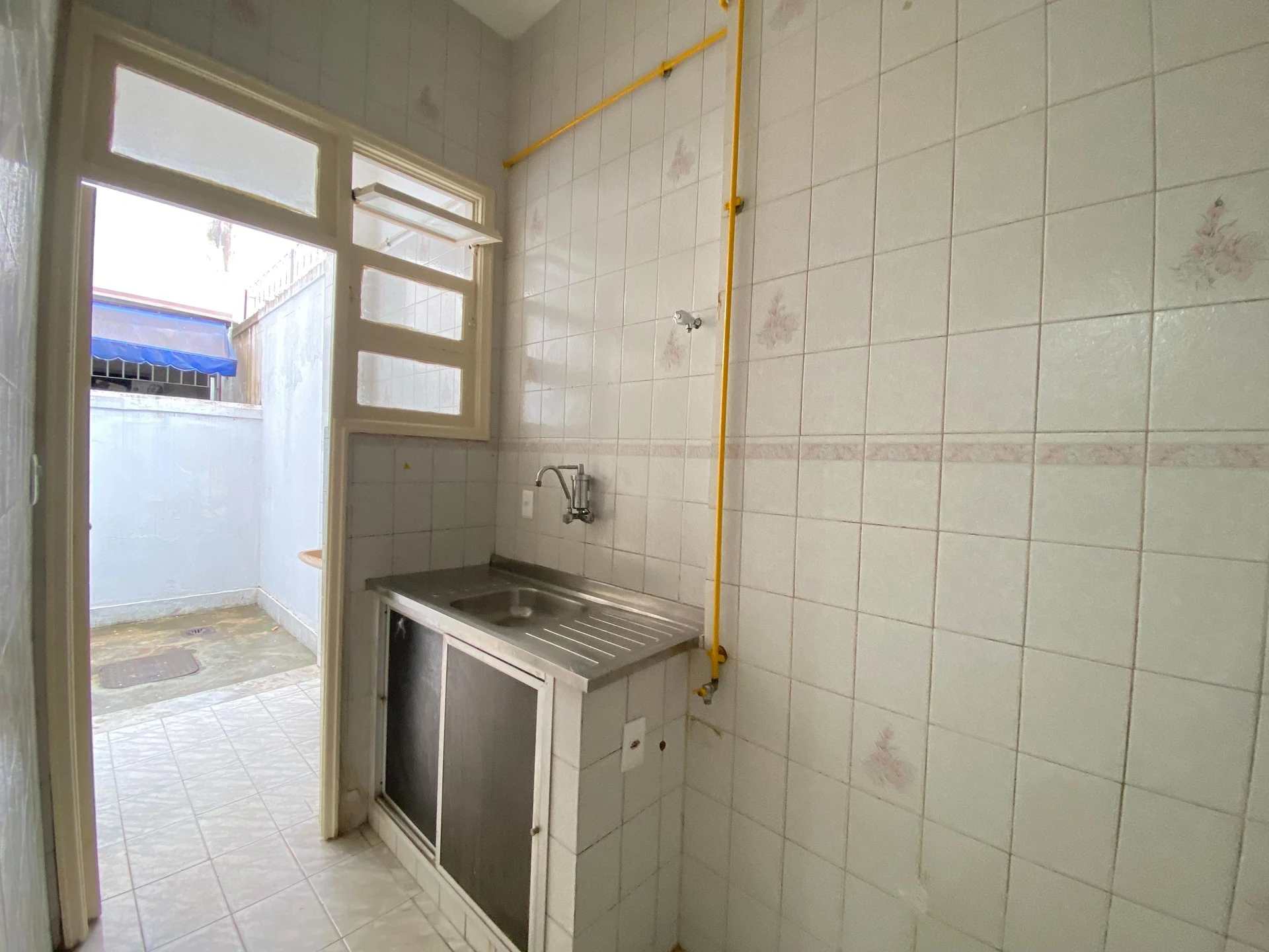 Bathtub in a one-bedroom apartment, 50 m² — photo 2
